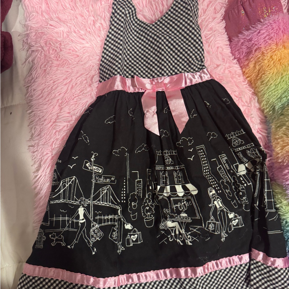 Blueberi Boulevard Black and Pink Casual Dress with Cityscape Design